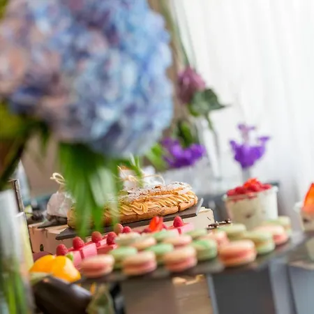 Renaissance Arc De Triomphe Hotel 5*