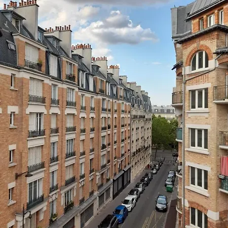 Séjour chez l'habitant Un Typique Parisien / A Typical Parisian *