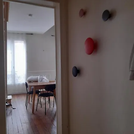 Un Typique Parisien / A Typical Parisian Séjour chez l'habitant *