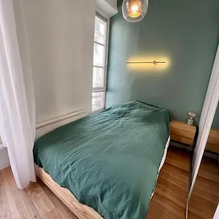 Cozy In Center *