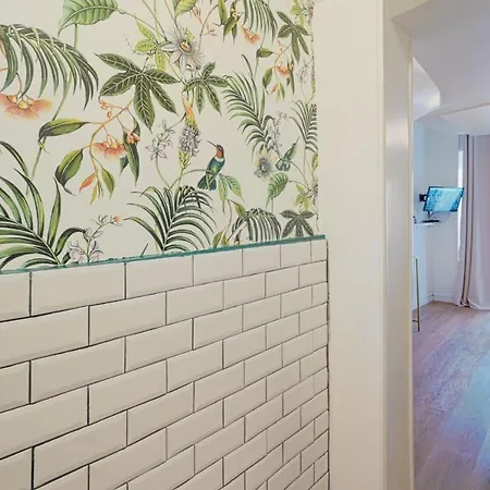 Emerald Oasis Close To Fashionable Le Marais Apartment