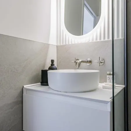 Charming Renovated 公寓 *
