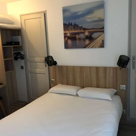 Kyriad 10 - Canal Saint Martin - Republique Hotel