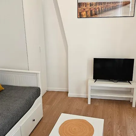 Fantastic Renovated Studio In Apartment *