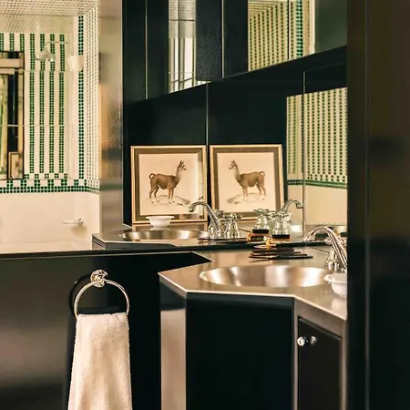 Les Cinabre Hotel *