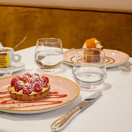 Hotel Chateaubriand 4*