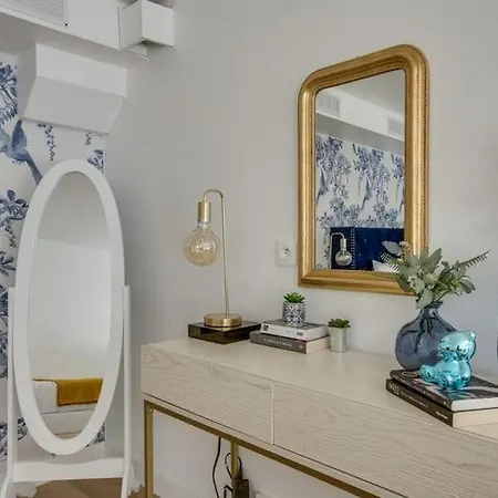 Апартаменты Modern French Studio Charm In The City *
