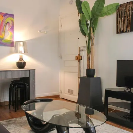 Pretty Nest Close To Pere-lachaise