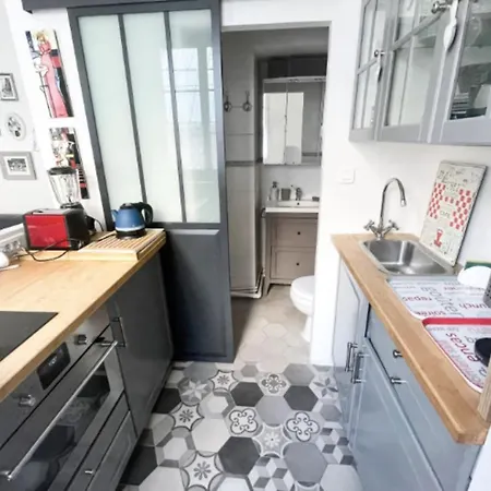 Quiet And Charming Studio For Two In 2th Apartment Paris
