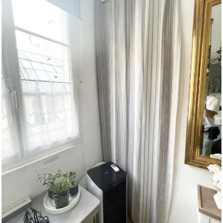 Quiet And Charming Studio For Two In 2th Apartment