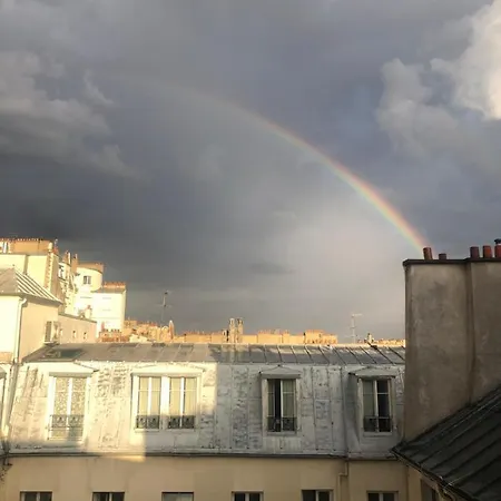 Charming On Floor In Marais -5p Paris