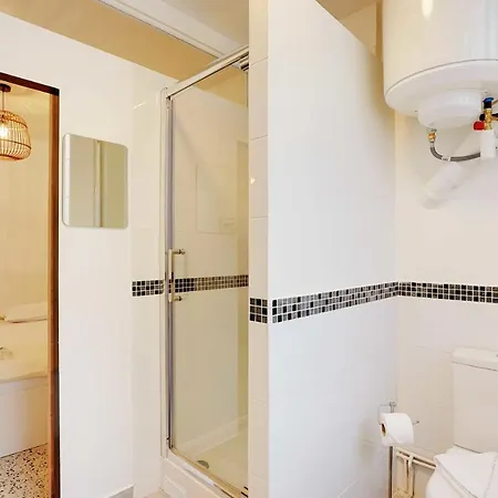 Cozy Parisian Studio In The Vibrant 11th Arrondissement