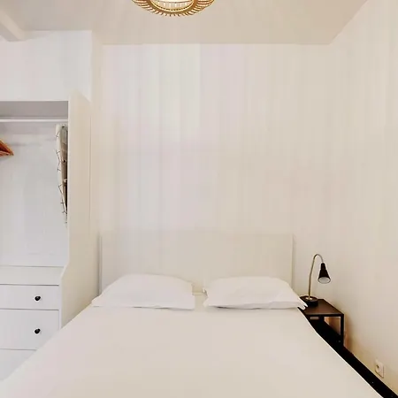 Cozy Parisian Studio In The Vibrant 11th Arrondissement パリ