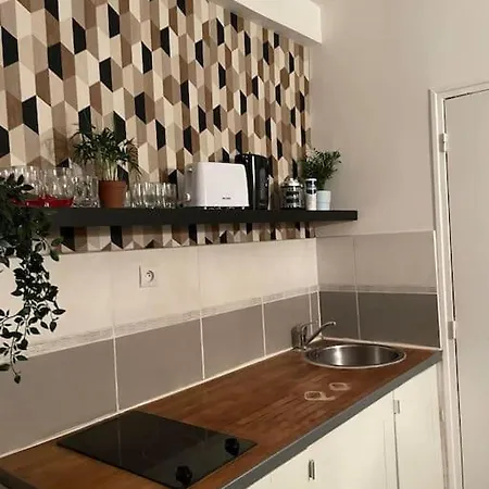 Modern Bastille Apartment *