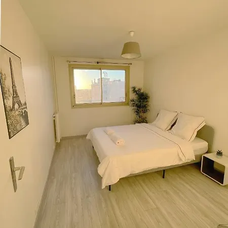 Apartment 2 Bedroom In Middle Of *