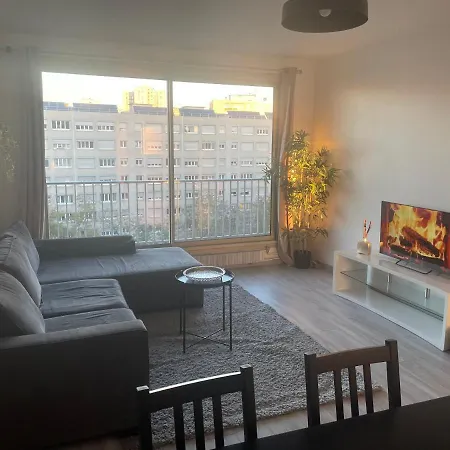2 Bedroom In Middle Of Apartment Paris