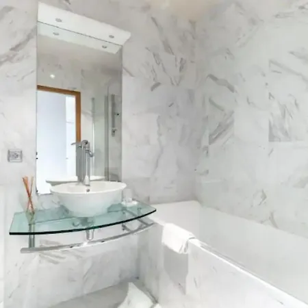 Daire Avenue Montaigne Luxury 2br 4p Paris