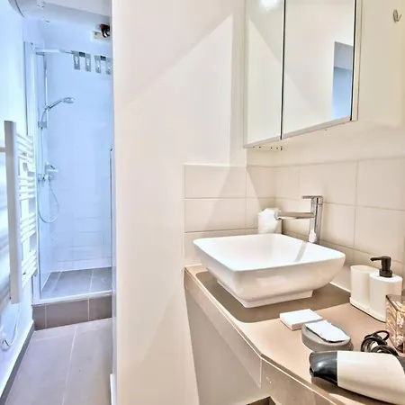 1 Bedroom Only 15 Min Walk To The Louvre * Paris