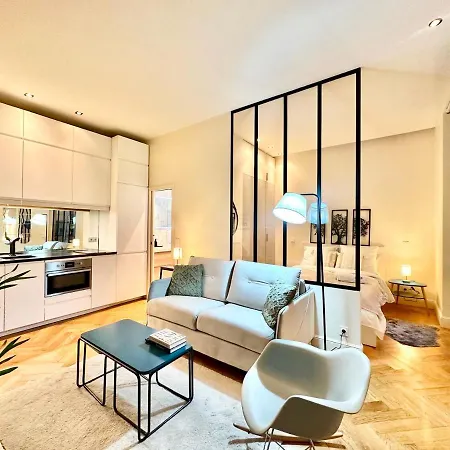 Eiffel Tower Champs De Mars Apartment Paris