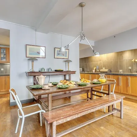 Spacious & Lovely Flat-up To 10 Guests-paris 10 アパート パリ