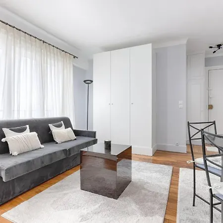 Matignon Saint-honore : Magnifique 1br Apartament Paryż