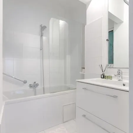 Matignon Saint-honore : Magnifique 1br Paryż