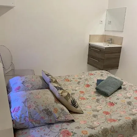Guest Nearby Champs Elysees Apartment Paris