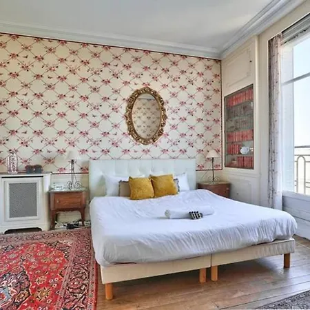 Charming With Eiffel Tower View Apartment