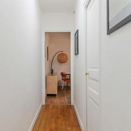 Apartment Cozy Parisian Retreat In The Heart Of The City