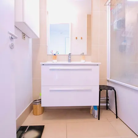 2 Private Bedrooms, Montparnasse Station Alloggio in famiglia Parigi