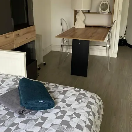 Guest Nearby Champs Elysees Apartment