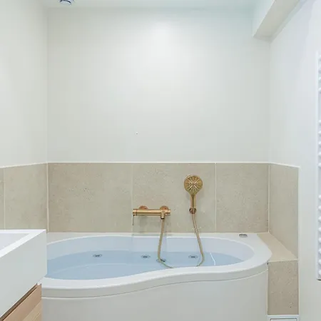 Lavie Maison Ac & Jacuzzi Apartment