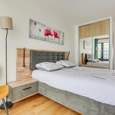 Apartment Luxury 75m2 With Eiffel Tower View, 1 Min Metro, Parking
