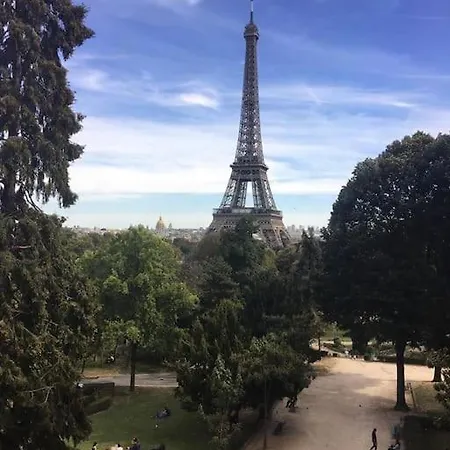 Eiffel Tower Apartment *