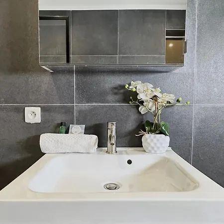 Luxury Family Getaway Near Place Vendome Paris