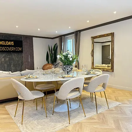 Luxury Family Getaway Near Place Vendome Paris