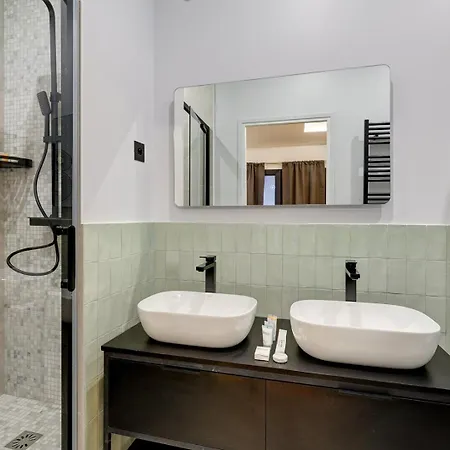 305 Lion - Superb In Apartment *
