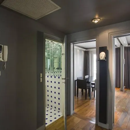 Faubourg Chic Apartment