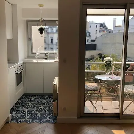 9, Entre Opera Et Pigalle, Superbe Avec Balcon *