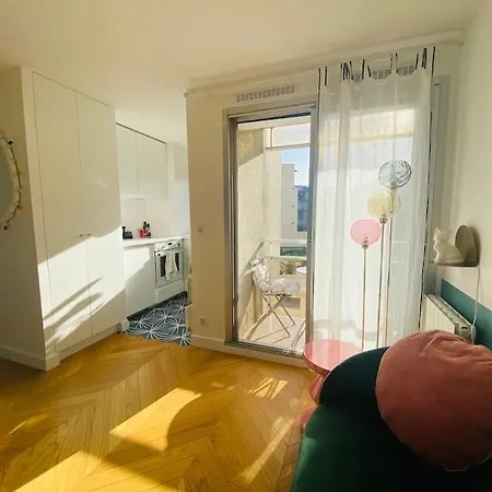 9, Entre Opera Et Pigalle, Superbe Avec Balcon *