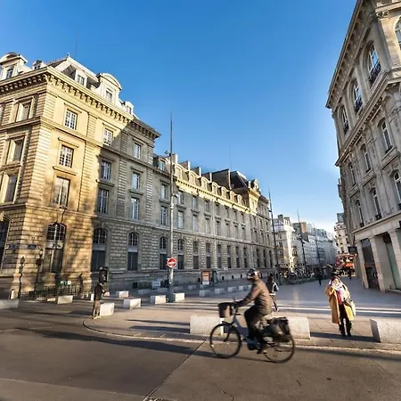 Lumineux. Studio Republique/bastille, Marais Apartment Paris