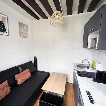 164 - Charming In Center Of Apartment