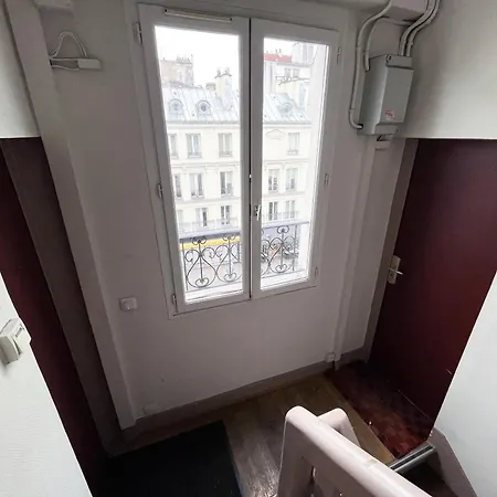 164 - Charming In Center Of * Paris