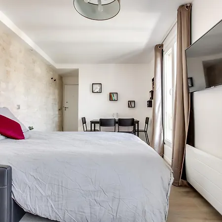Volontaire Apartment