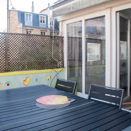 Cosy With Balcony In The Heart Of Paris