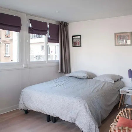 Cosy With Balcony In The Heart Of Paris
