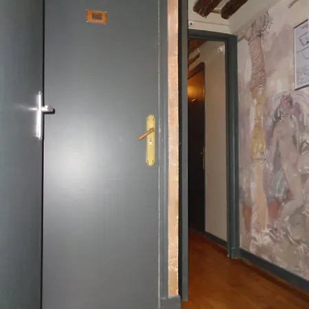 Hotel Les Degrés De Notre Dame 3*