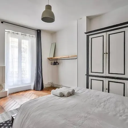 Holiday home Stunning House With Garden 1 Minute From The Metro