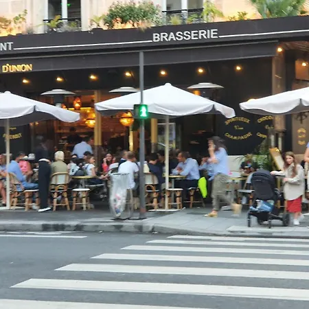 Stuning Place ,gare Montparnasse ,center ,front Of Metro Paris