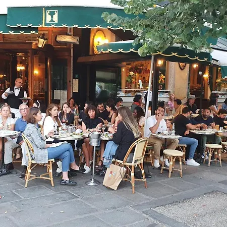 Séjour chez l'habitant Stuning Place ,gare Montparnasse ,center ,front Of Metro